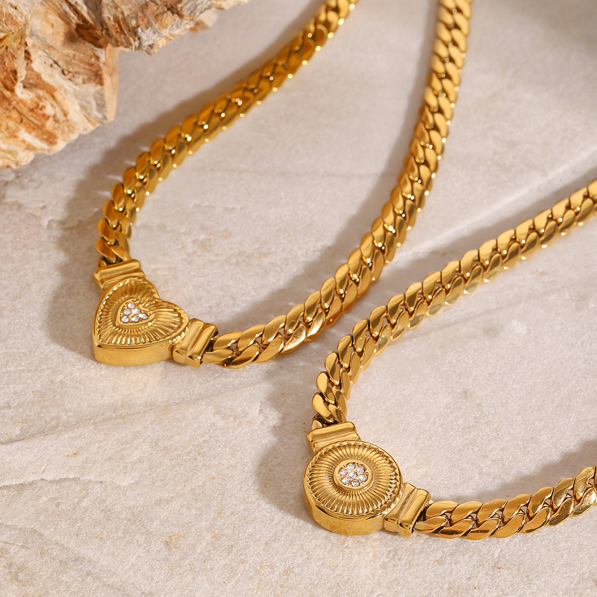 Vintage Designer 18k Gold Stainless Steel PVD Gold Plated Link Chain Rhinestone Heart Necklace Choker Jewelry