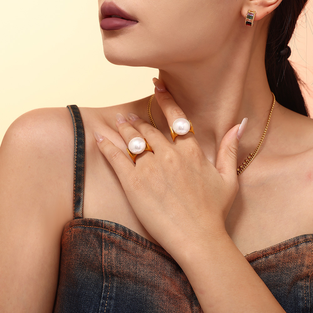 Durable Non Fade Stainless Steel 18K Gold Plated Large Shell Pearl Bold Statement Ring for Women Fashion Jewelry