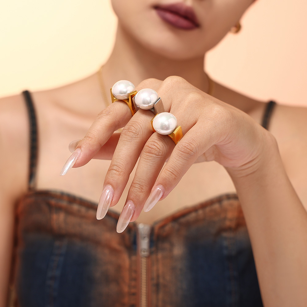 Durable Non Fade Stainless Steel 18K Gold Plated Large Shell Pearl Bold Statement Ring for Women Fashion Jewelry