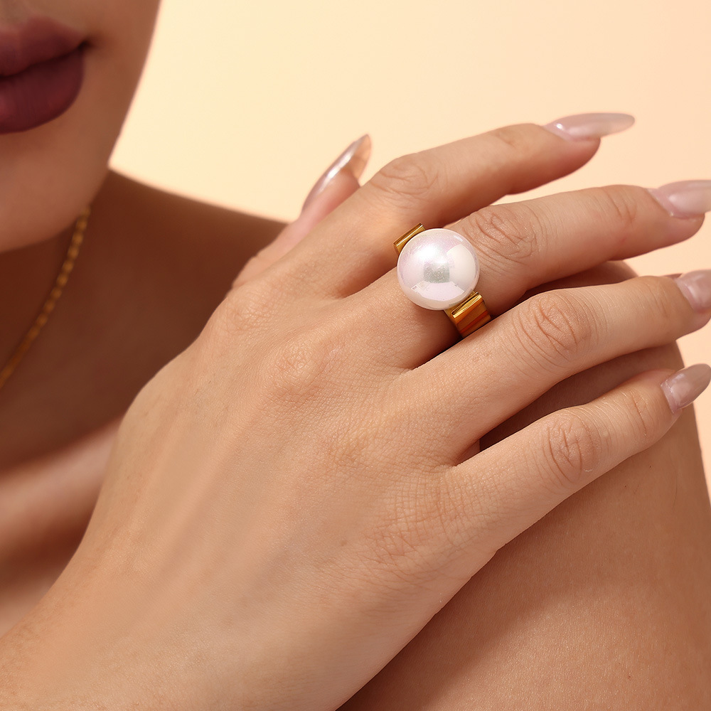 Durable Non Fade Stainless Steel 18K Gold Plated Large Shell Pearl Bold Statement Ring for Women Fashion Jewelry