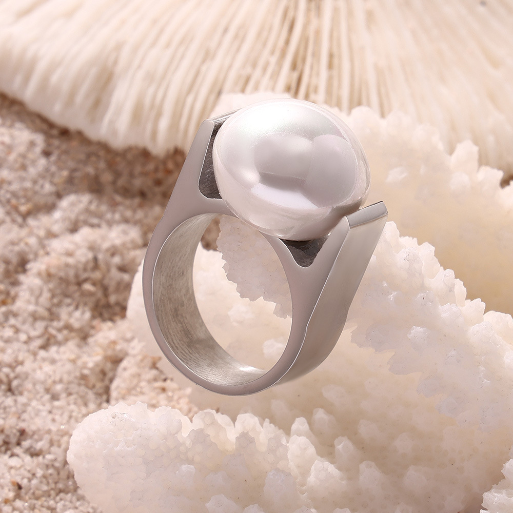 Durable Non Fade Stainless Steel 18K Gold Plated Large Shell Pearl Bold Statement Ring for Women Fashion Jewelry